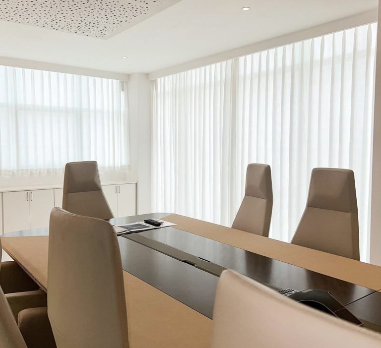 O seu escritório precisa de uma renovação de cortinas? Fale connosco!